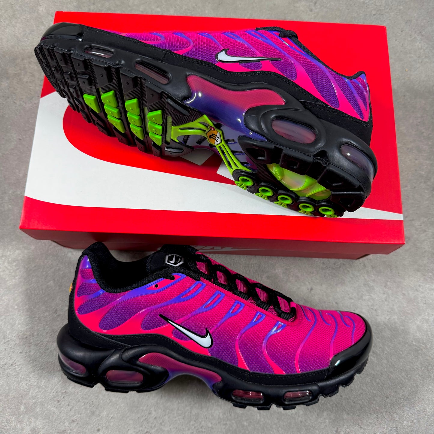NIKE AIR MAX PLUS (FIRE-BERRIES)