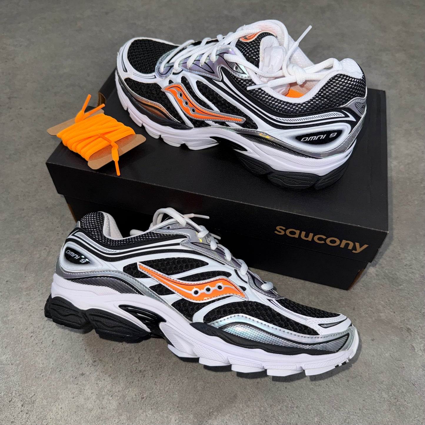 SAUCONY PROGRID OMNI 9 (BLACK/ORANGE SAND)