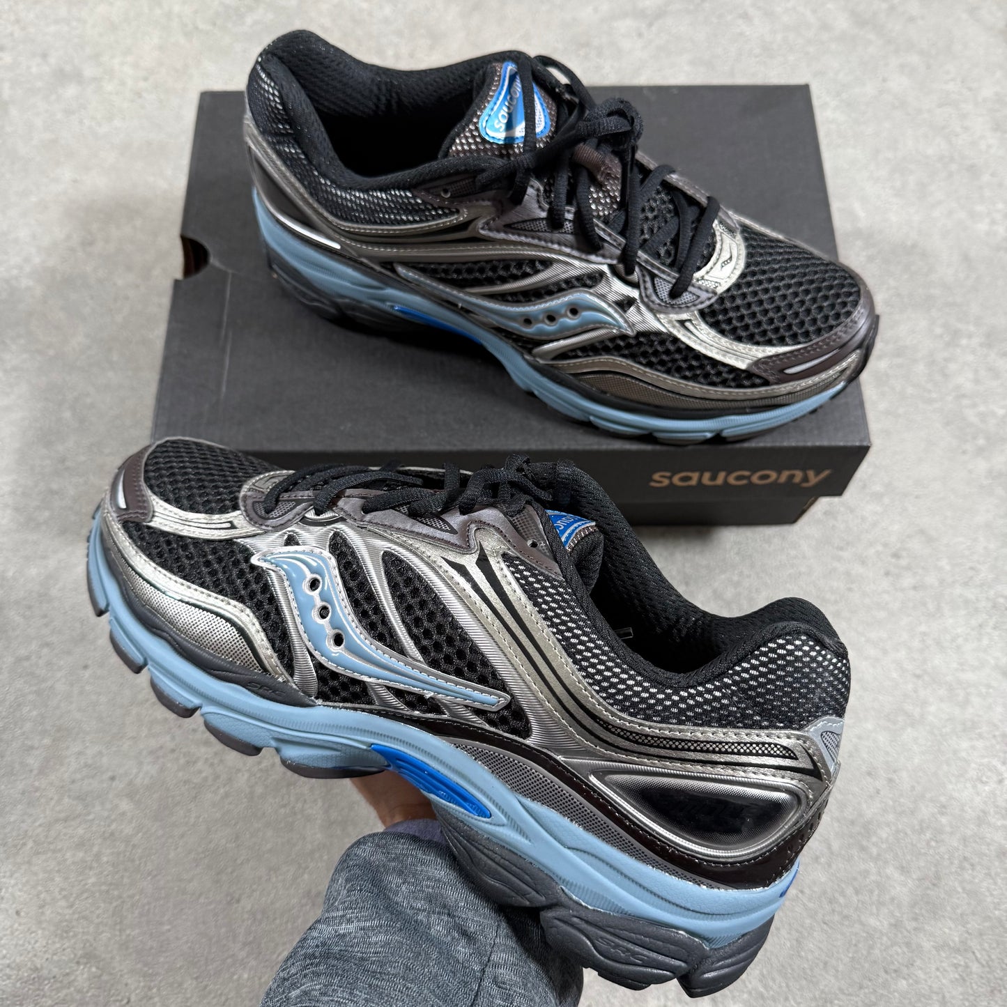 SAUCONY PROGRID OMNI 9 DISRUPT (BLACK/TORTE)