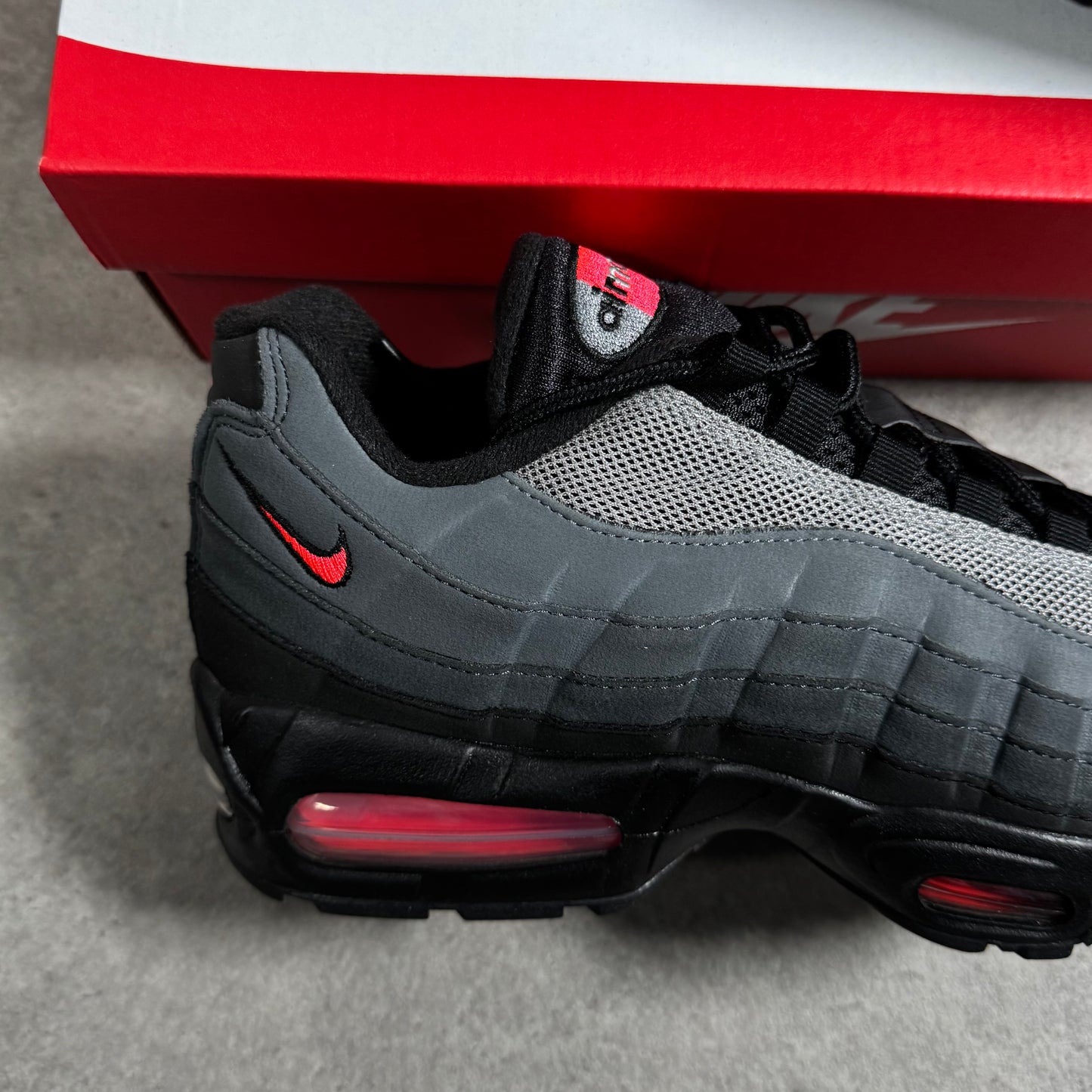 NIKE AIR MAX 95 (GREY/BRIGHT CRIMSON)