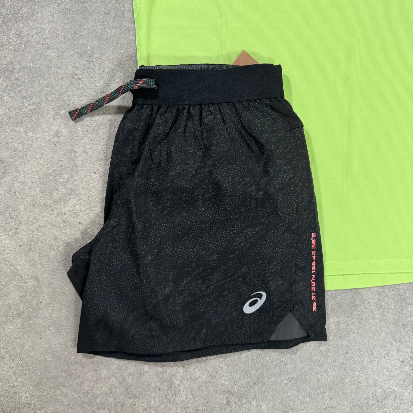 ASICS ALL OVER PRINT FUJITRAIL SHORTS (BLACK/ORANGE)