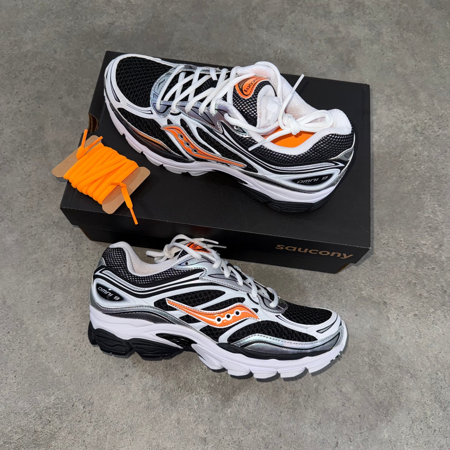 SAUCONY PROGRID OMNI 9 (BLACK/ORANGE SAND)
