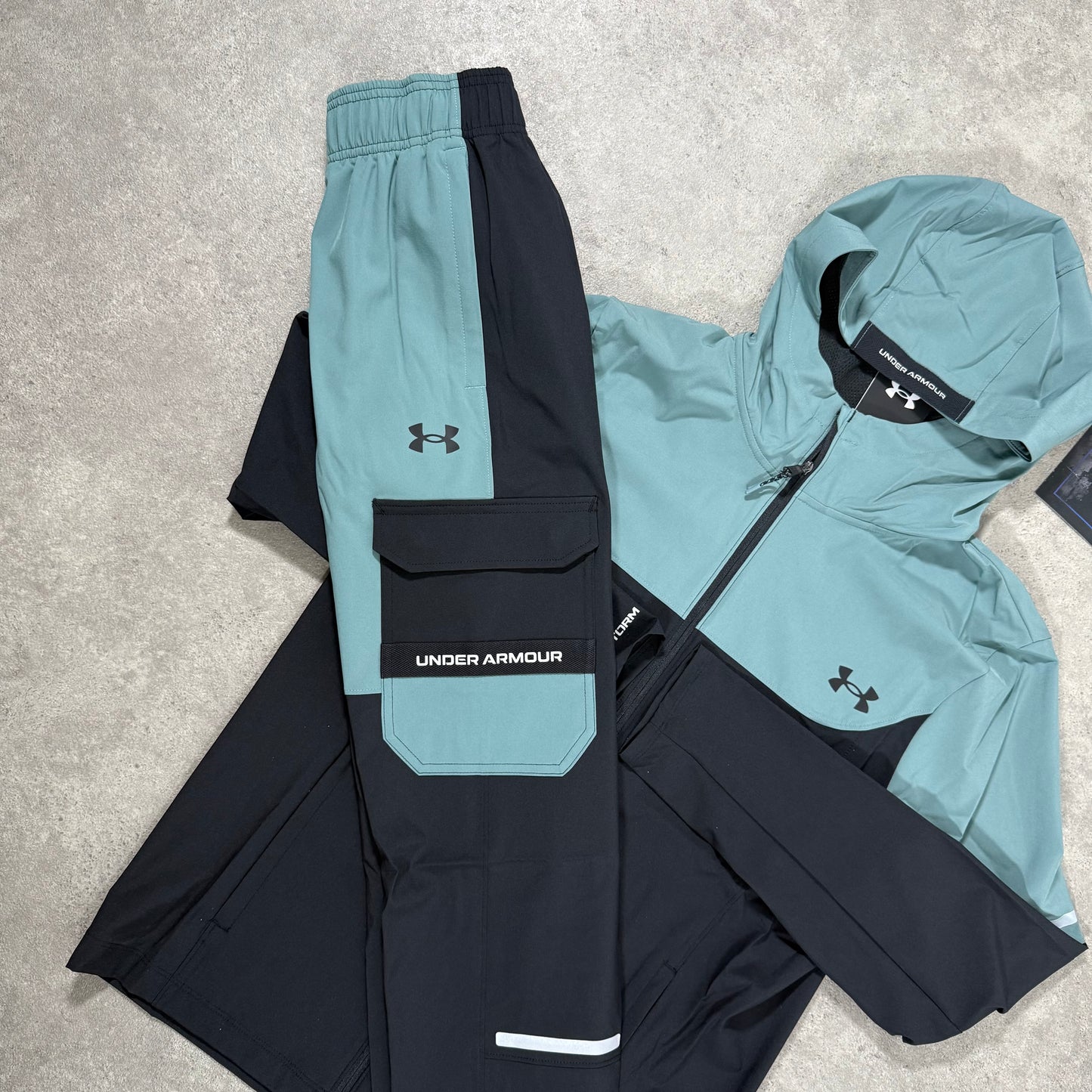 UNDER ARMOUR TECH UTILITY WOVEN PANTS (BLACK/JASPER BLUE)