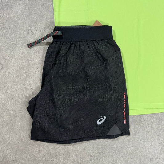 ASICS ALL OVER PRINT FUJITRAIL SHORTS (BLACK/ORANGE)