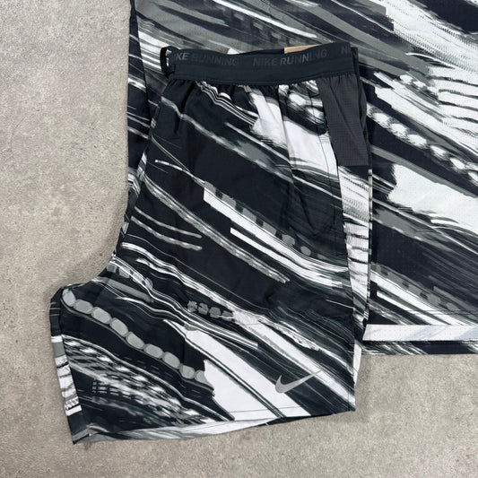 NIKE STRIDE 18CM SHORTS (WHITE/GREY/BLACK)